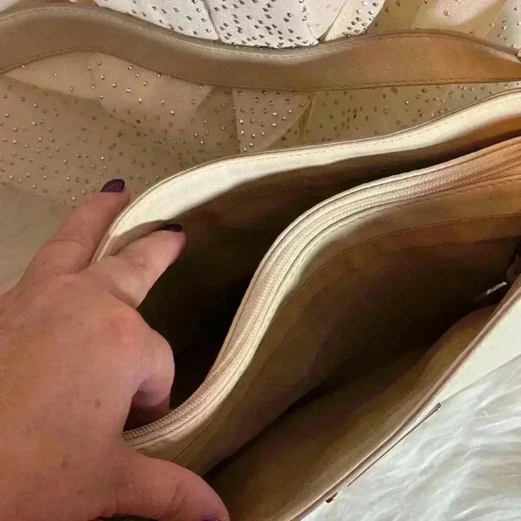 Liz Claiborne Cream Leather Hobo Style Purse, Clean, Excellent Condition - Picture 7 of 13